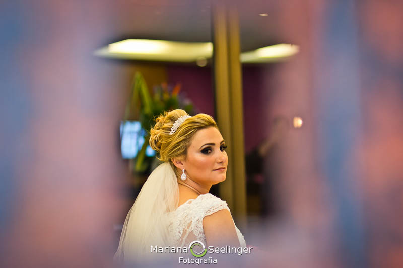 Noiva olhando a paisagem em making of em casamento registrado por Mariana Seelinger Fotografia de Casamentos e Familias em Niterói RJ