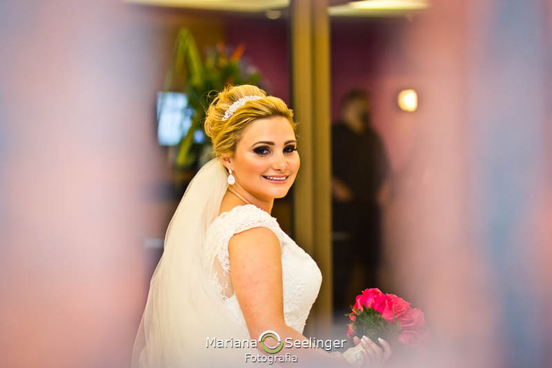 Noiva em making of em hotel de niterói em casamento registrado por Mariana Seelinger Fotografia de Casamentos e Familias em Niterói RJ