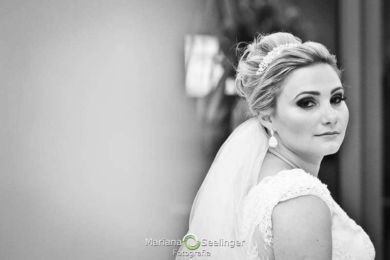 Véu e cabelo da noiva em making of em casamento registrado por Mariana Seelinger Fotografia de Casamentos e Familias em Niterói RJ