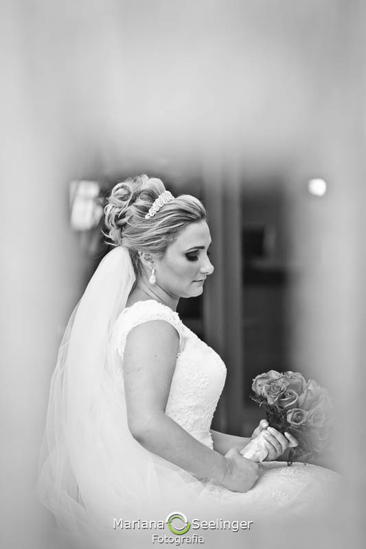Foto da noiva no dia do casamento posando com bouquet no hotel mercure orizzonte niteroi por MAriana Seelinger Fotografia de Casamentos e Familias em Niteroi RJ