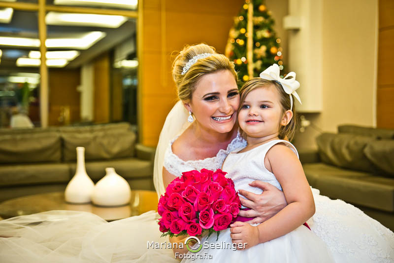 Foto da noiva com a filha em making of em casamento registrado por Mariana Seelinger Fotografia de Casamentos e Familias em Niterói RJ
