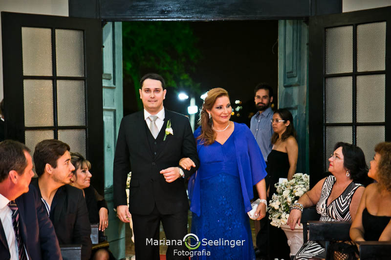 Noivo entrando na igreja acompanhado da mãe em casamento registrado por Mariana Seelinger Fotografia de Casamentos e Familias em Niterói RJ