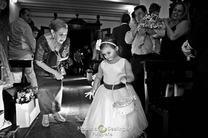 Foto em preto e branco da daminha entrando na igreja em casamento registrado por Mariana Seelinger Fotografia de Casamentos e Familias em Niterói RJ