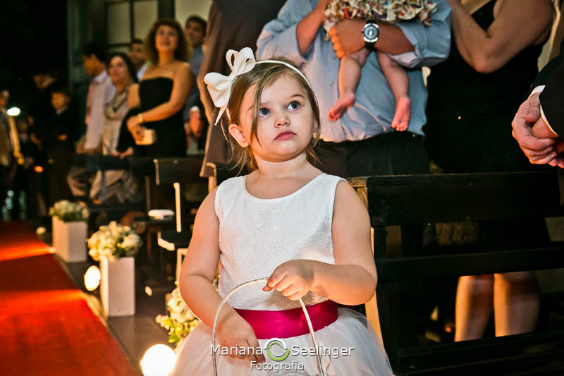 Daminha entrando na igreja em casamento registrado por Mariana Seelinger Fotografia de Casamentos e Familias em Niterói RJ