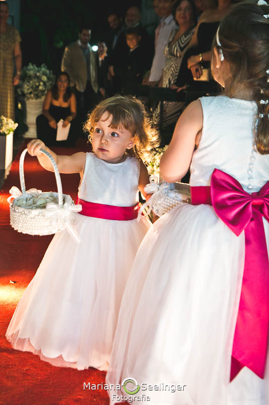 Foto das daminhas do casamento em casamento registrado por Mariana Seelinger Fotografia de Casamentos e Familias em Niterói RJ