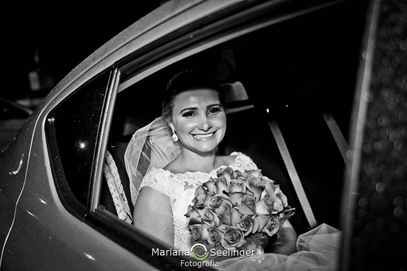Noiva no carro esperando pra entrar na igreja em casamento registrado por Mariana Seelinger Fotografia de Casamentos e Familias em Niterói RJ