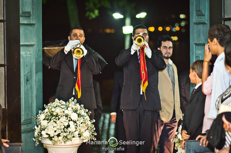 Músicos tocando na entrada da noiva na igreja em casamento registrado por Mariana Seelinger Fotografia de Casamentos e Familias em Niterói RJ