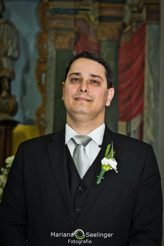 Noivo emocionado no altar em casamento registrado por Mariana Seelinger Fotografia de Casamentos e Familias em Niterói RJ