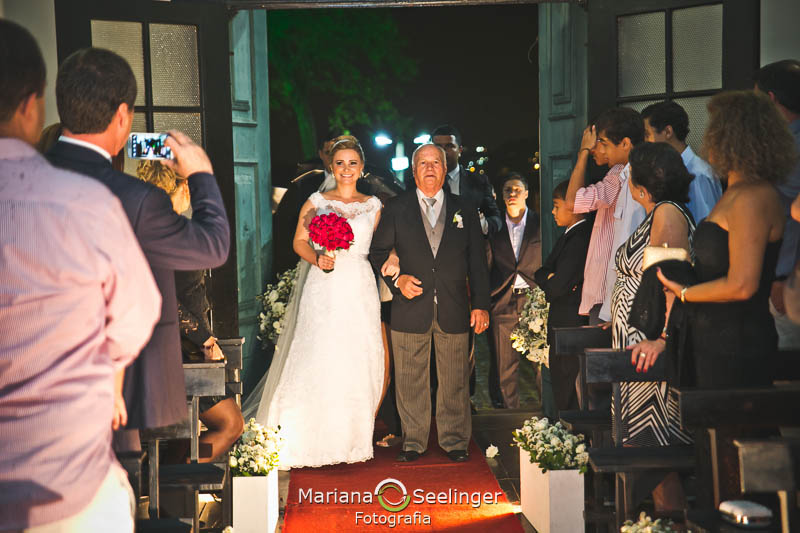 Noiva entrando na igreja em niterói em casamento registrado por Mariana Seelinger Fotografia de Casamentos e Familias em Niterói RJ