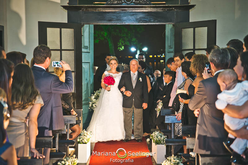 Noiva a caminho do altar em casamento registrado por Mariana Seelinger Fotografia de Casamentos e Familias em Niterói RJ