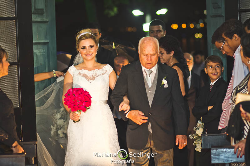 Noiva sendo acompanhada ate o altar pelo pai em casamento registrado por Mariana Seelinger Fotografia de Casamentos e Familias em Niterói RJ