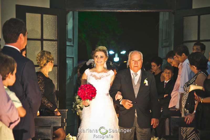 Noiva a caminho do altar em casamento registrado por Mariana Seelinger Fotografia de Casamentos e Familias em Niterói RJ