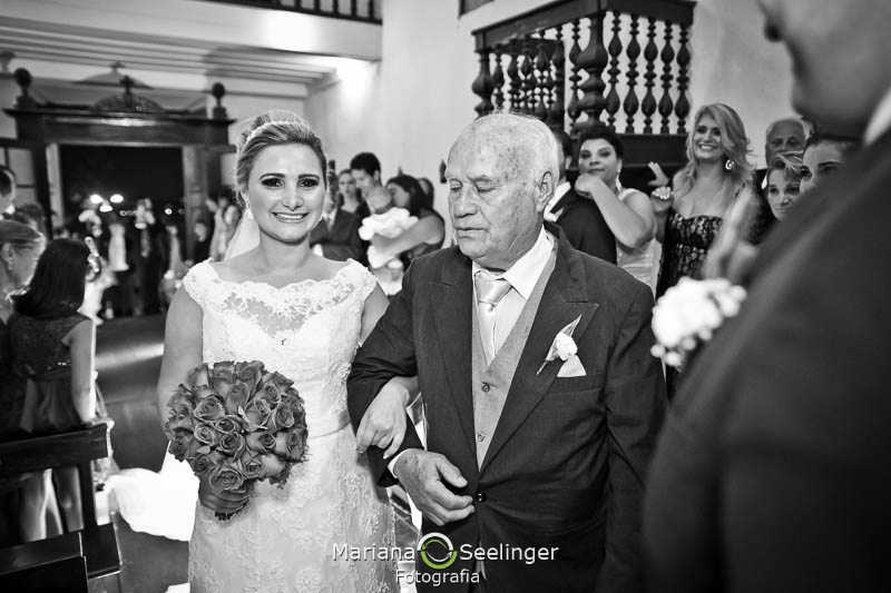 Noiva chegando no altar acompanhada pelo pai em casamento registrado por Mariana Seelinger Fotografia de Casamentos e Familias em Niterói RJ