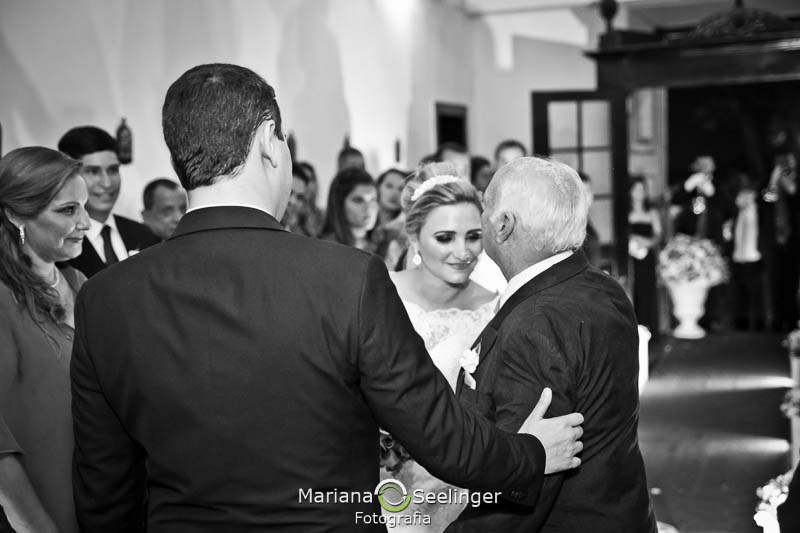 Noiva sendo cumprimentada pelo pai em casamento registrado por Mariana Seelinger Fotografia de Casamentos e Familias em Niterói RJ