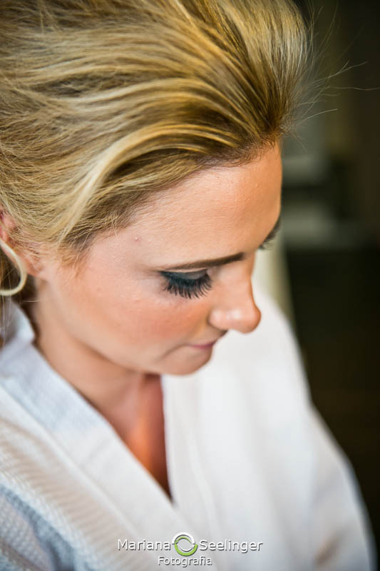 Foto do cílios da noiva em making of em casamento registrado por Mariana Seelinger Fotografia de Casamentos e Familias em Niterói RJ