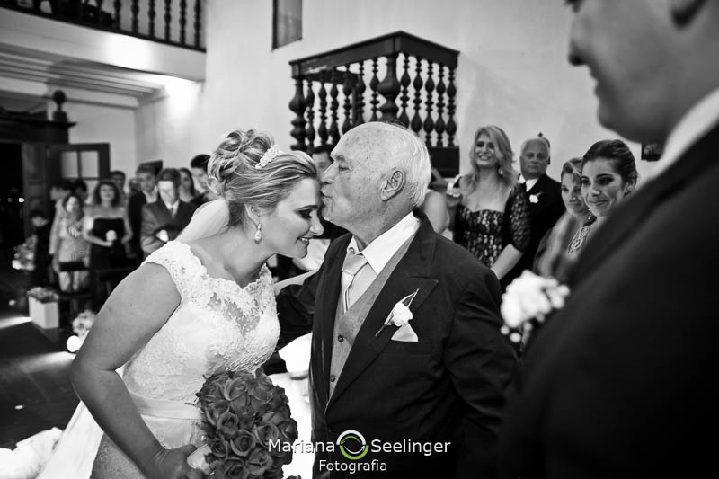 Foto em preto e branco da noiva com o pai em casamento registrado por Mariana Seelinger Fotografia de Casamentos e Familias em Niterói RJ