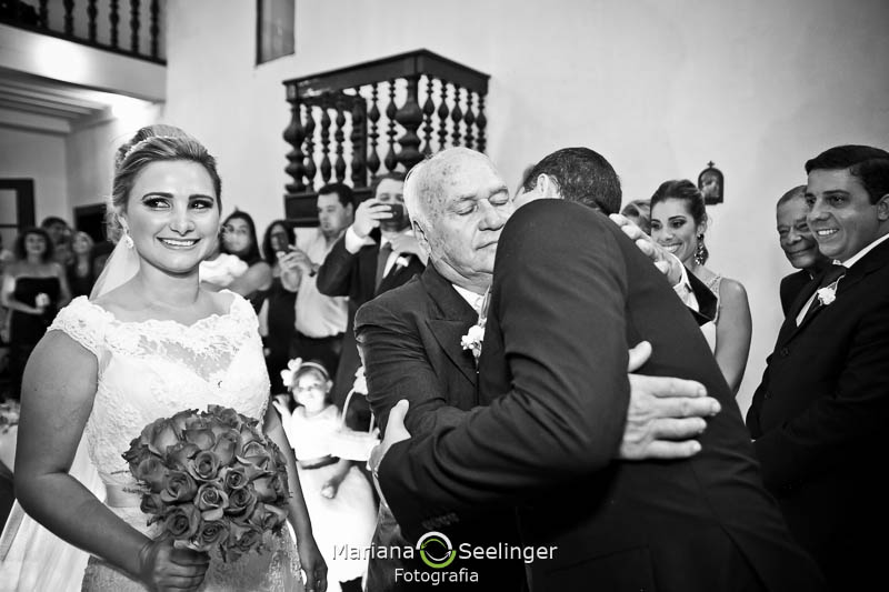 Foto em preto e branco do noivo cumprimentando o pai da noiva em casamento registrado por Mariana Seelinger Fotografia de Casamentos e Familias em Niterói RJ
