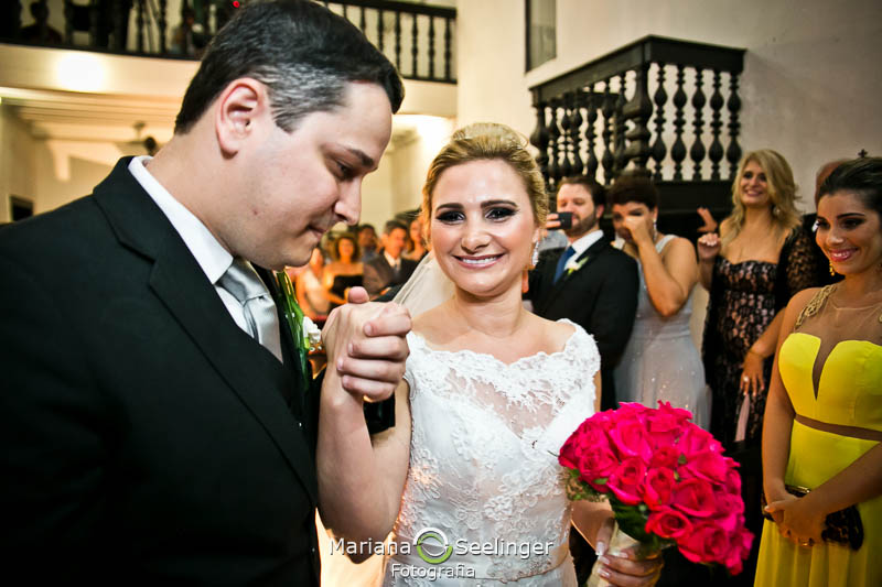 Noivo cumprimentando noiva no altar em casamento registrado por Mariana Seelinger Fotografia de Casamentos e Familias em Niterói RJ