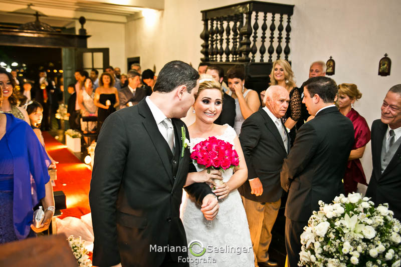 Noivos no altar em casamento registrado por Mariana Seelinger Fotografia de Casamentos e Familias em Niterói RJ