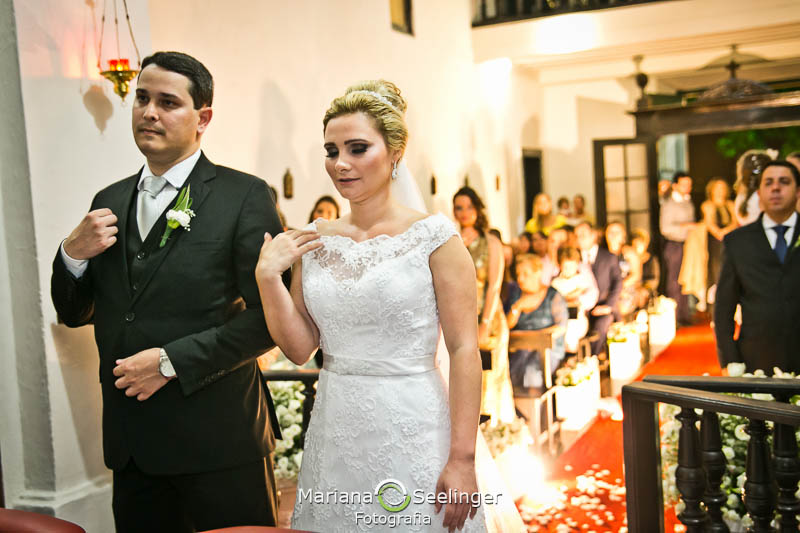 Noivos emocionados com o casamento em casamento registrado por Mariana Seelinger Fotografia de Casamentos e Familias em Niterói RJ