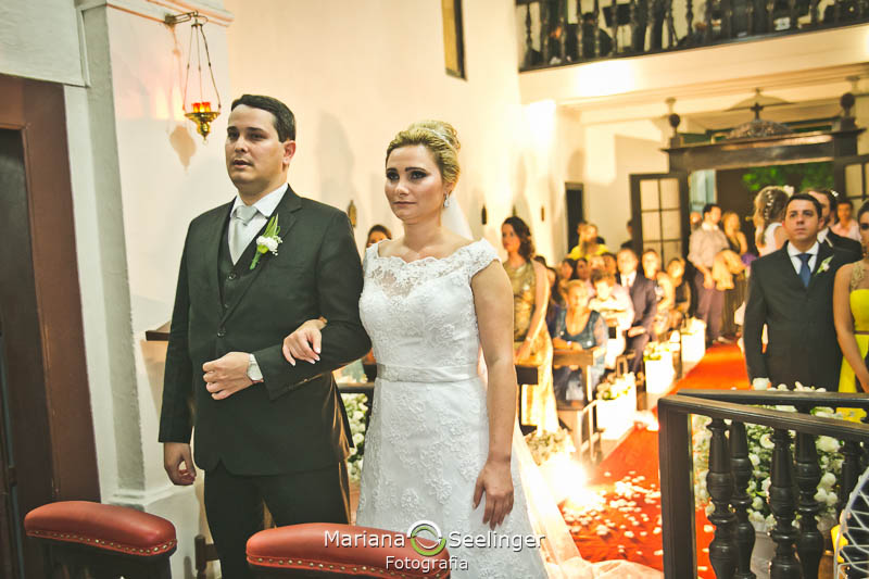 Noivos emocionados no altar em igreja em niterói em casamento registrado por Mariana Seelinger Fotografia de Casamentos e Familias em Niterói RJ