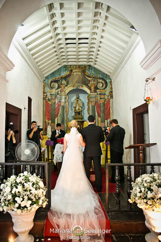 Noivos de costas no altar em casamento registrado por Mariana Seelinger Fotografia de Casamentos e Familias em Niterói RJ