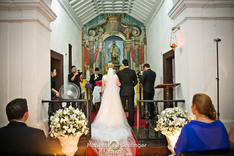 Noivos no momento da celebração em casamento registrado por Mariana Seelinger Fotografia de Casamentos e Familias em Niterói RJ