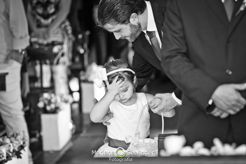 Foto em preto e branco da daminha a caminho do altar com as alianças em casamento registrado por Mariana Seelinger Fotografia de Casamentos e Familias em Niterói RJ