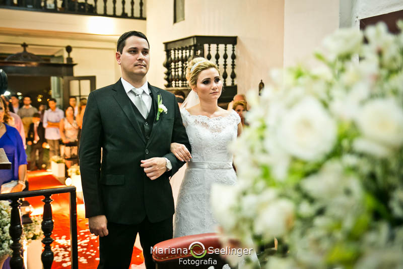 Noivos emocionados no altar de igreja em niterói em casamento registrado por Mariana Seelinger Fotografia de Casamentos e Familias em Niterói RJ