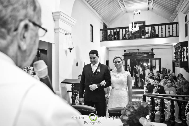 Noivos escutando celebrantes de casamentos em casamento registrado por Mariana Seelinger Fotografia de Casamentos e Familias em Niterói RJ