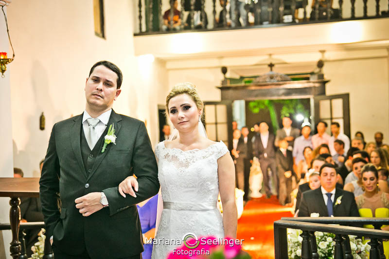 Noivos em altar de igreja em niterói em casamento registrado por Mariana Seelinger Fotografia de Casamentos e Familias em Niterói RJ