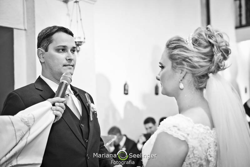 Foto em preto e branco do noivo declarando seus votos para a noiva em casamento registrado por Mariana Seelinger Fotografia de Casamentos e Familias em Niterói RJ