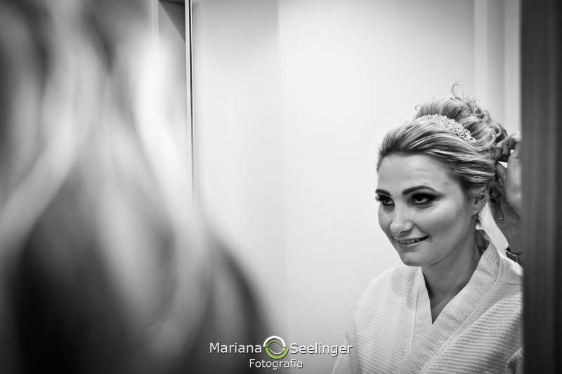 Noiva se maquiando em making of em niterói em casamento registrado por Mariana Seelinger Fotografia de Casamentos e Familias em Niterói RJ