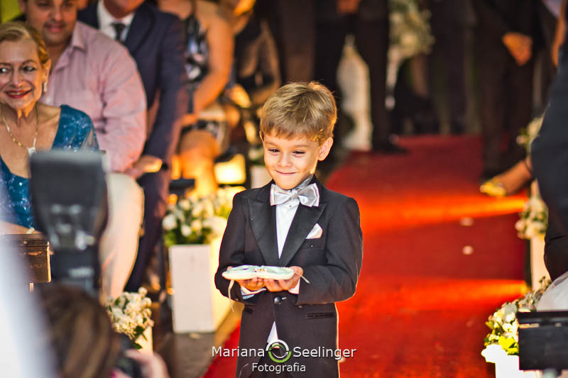 Pajem a caminho do altar em casamento registrado por Mariana Seelinger Fotografia de Casamentos e Familias em Niterói RJ