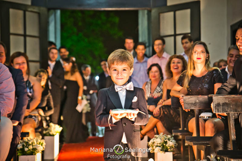 Pajem levando alianças para o altar em casamento registrado por Mariana Seelinger Fotografia de Casamentos e Familias em Niterói RJ