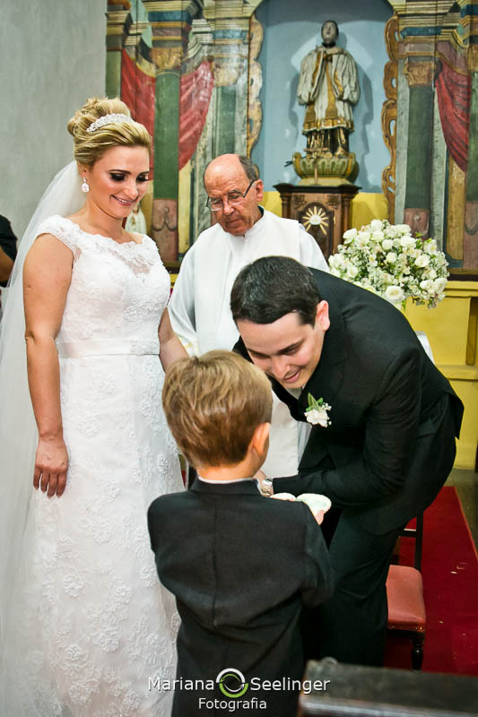 Pajem entregando alianças para o noivo em casamento registrado por Mariana Seelinger Fotografia de Casamentos e Familias em Niterói RJ