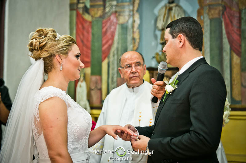 Foto do noivo declarando votos para a noiva em casamento registrado por Mariana Seelinger Fotografia de Casamentos e Familias em Niterói RJ