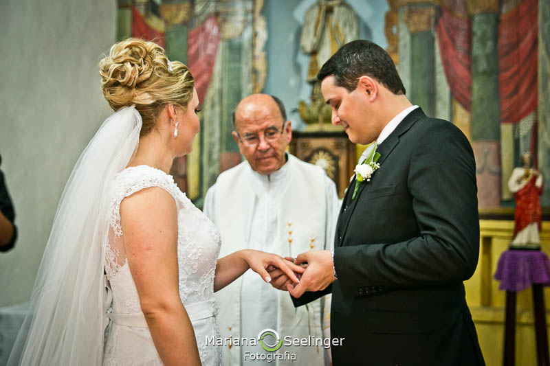 Foto da troca de alianças em casamento registrado por Mariana Seelinger Fotografia de Casamentos e Familias em Niterói RJ
