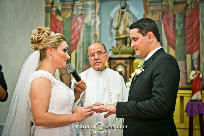 Noiva declarando votos para o noivo em casamento registrado por Mariana Seelinger Fotografia de Casamentos e Familias em Niterói RJ