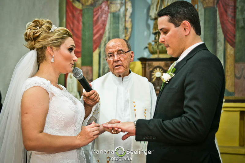 Noiva se declarando para o noivo no altar de igreja em niterói em casamento registrado por Mariana Seelinger Fotografia de Casamentos e Familias em Niterói RJ