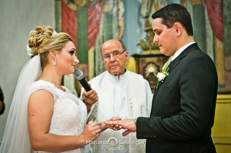 Noiva falando para o noivo em casamento registrado por Mariana Seelinger Fotografia de Casamentos e Familias em Niterói RJ