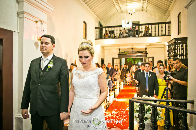 Noivos no altar de igreja em niterói em casamento registrado por Mariana Seelinger Fotografia de Casamentos e Familias em Niterói RJ