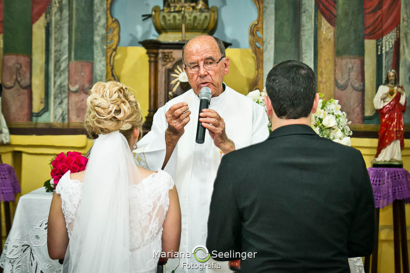 Noivos prestando atenção no celebrante de casamento em casamento registrado por Mariana Seelinger Fotografia de Casamentos e Familias em Niterói RJ