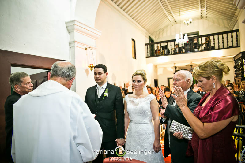 Casal de noivos no altar durante a cerimonia em casamento registrado por Mariana Seelinger Fotografia de Casamentos e Familias em Niterói RJ