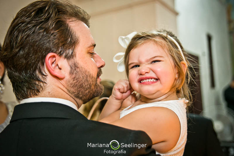Foto da daminha do cassamento em casamento registrado por Mariana Seelinger Fotografia de Casamentos e Familias em Niterói RJ