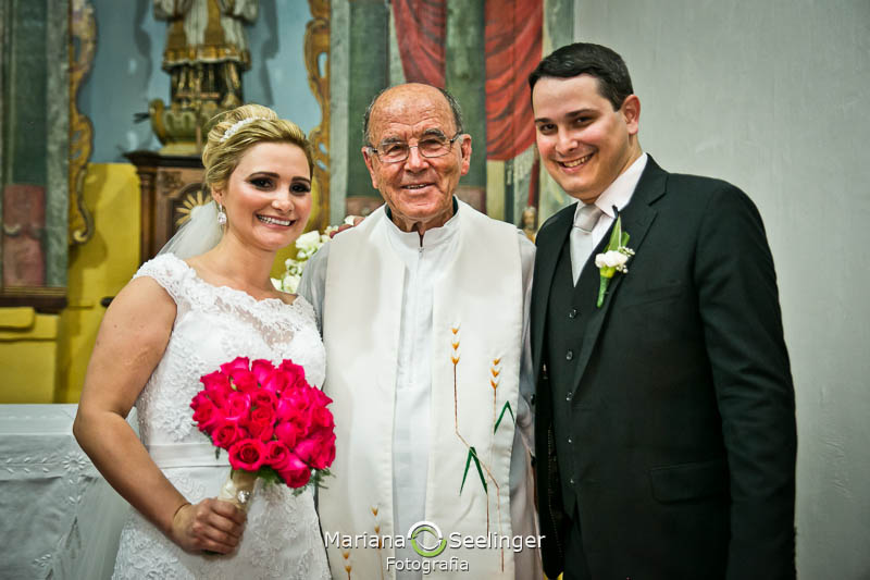 Noivos com celebrante do casamento em casamento registrado por Mariana Seelinger Fotografia de Casamentos e Familias em Niterói RJ