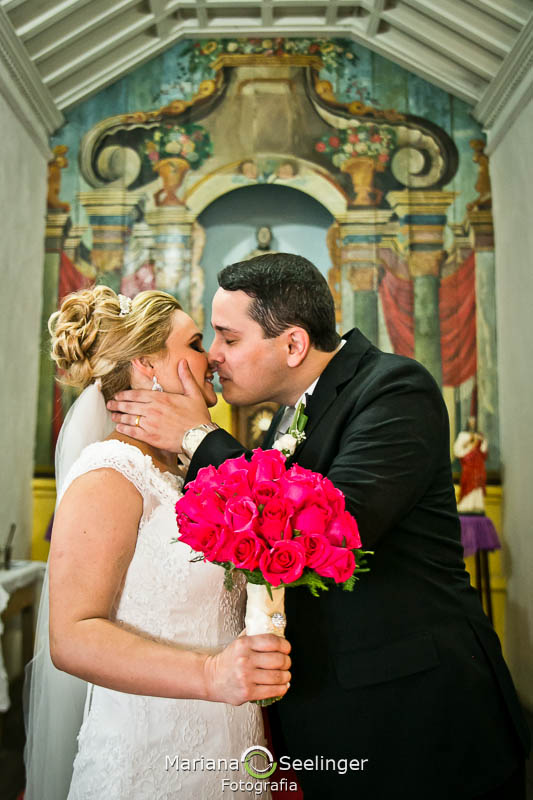 foto do beijo dos noivos na cerimonia religiosa do casamento realizado en niteroi RJ
