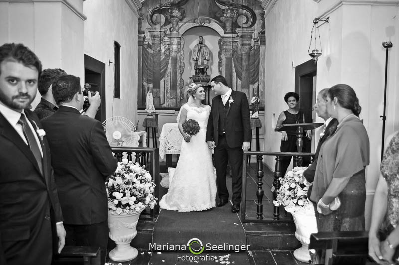 Foto em preto e branco dos noivos  saindo do altar em casamento registrado por Mariana Seelinger Fotografia de Casamentos e Familias em Niterói RJ
