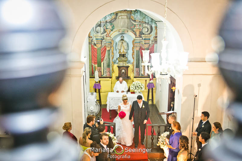 Foto do alto dos noivos saindo do altar em casamento registrado por Mariana Seelinger Fotografia de Casamentos e Familias em Niterói RJ