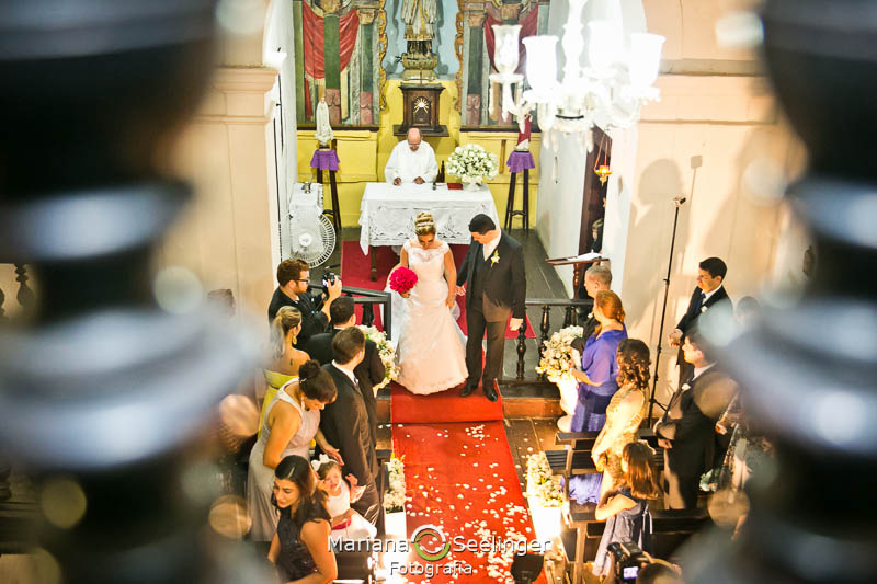 Foto dos noivos saindo do altar da igreja em niterói em casamento registrado por Mariana Seelinger Fotografia de Casamentos e Familias em Niterói RJ